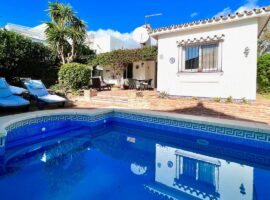 VILLA de 2 Dormitorios, 2 Cuartos de Baño en EL SALADILLO, Una Urbanización Bien Establecida en el Lado Playa