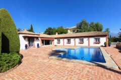 Magnifique VILLA de STYLE ANDALOU de 4 Chambres et 4 Salles de Bains à EL PARAISO, avec Vue sur le Golf