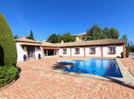 Magnífica VILLA de ESTILO ANDALUZ de 4 Dormitorios, 4 Cuartos de Baño en EL PARAÍSO, con Vistas al Golf