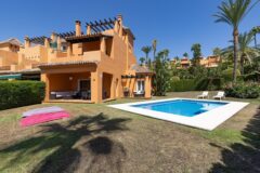 ADOSADA DE LUJO de 4 Dormitorios, 3 Cuartos de Baño en el Prestigioso Complejo PARAÍSO BELLEVUE, con Amplio Jardín y Piscina Propia