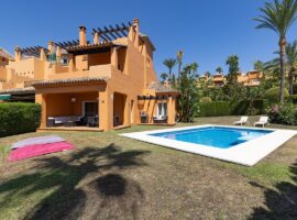 ADOSADA DE LUJO de 4 Dormitorios, 3 Cuartos de Baño en el Prestigioso Complejo PARAÍSO BELLEVUE, con Amplio Jardín y Piscina Propia
