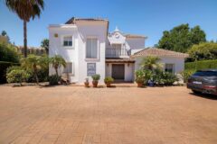 3 Bedroom, 3 Bathroom VILLA in EL PARAISO, Close to Supermarkets, Tennis and Golf