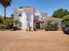 3 Bedroom, 3 Bathroom VILLA in EL PARAISO, Close to Supermarkets, Tennis and Golf