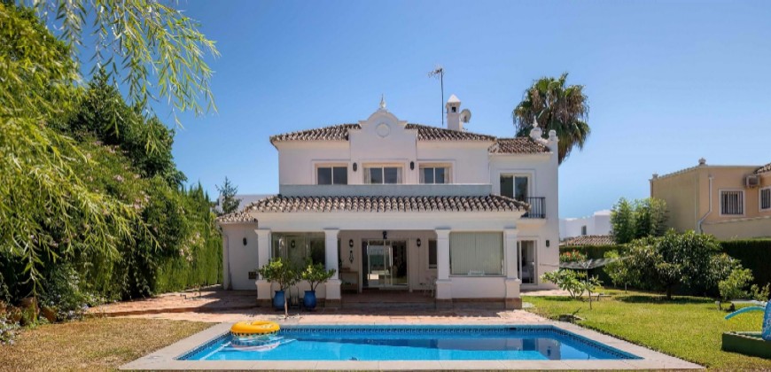 3 Bedroom, 3 Bathroom VILLA in EL PARAISO, Close to Supermarkets, Tennis and Golf