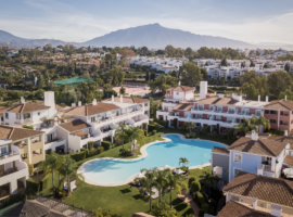 AMPLIA ADOSADA de 3 Dormitorios, 3 Cuartos de Baño en CORTIJO DEL MAR, Cerca de El Paraíso