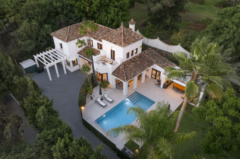Encantadora VILLA DE ESTILO ANDALUZ MODERNO de 5 Dormitorios, 4 Cuartos de Baño en EL PARAÍSO ALTO