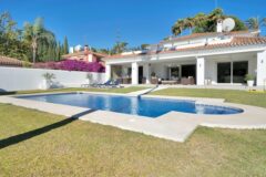 VILLA de 4 Dormitorios, 4 Cuartos de Baño en EL PARAÍSO MEDIO Muy Cerca del Club de Golf El Paraíso