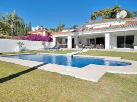 VILLA de 4 Dormitorios, 4 Cuartos de Baño en EL PARAÍSO MEDIO Muy Cerca del Club de Golf El Paraíso