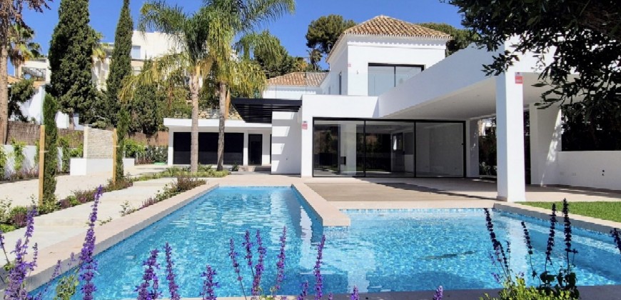 Magnífica VILLA RECIÉN CONSTRUIDA de 5 Dormitorios, 5 Cuartos de Baño en EL PARAÍSO ALTO Cerca de Campos de Golf