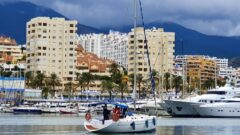 APPARTEMENT de 3 Chambres et 2 Salles de Bains à PUERTO PARAÍSO - ESTEPONA, avec des Vues Spectaculaires sur la Mer et la Marina