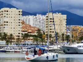 APARTAMENTO de 3 Dormitorios, 2 Cuartos de Baño en PUERTO PARAÍSO - ESTEPONA, con Vistas Espectaculares al Mar y al Puerto Deportivo