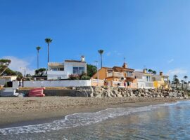 VILLA en PRIMERA LÍNEA DE PLAYA de 2 Dormitorios, 1 Cuarto de Baño en ARENA BEACH - ESTEPONA con Acceso Directo a la Playa