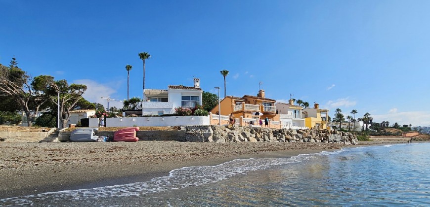 VILLA en PRIMERA LÍNEA DE PLAYA de 2 Dormitorios, 1 Cuarto de Baño en ARENA BEACH - ESTEPONA con Acceso Directo a la Playa