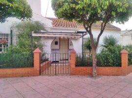 CASA DE PUEBLO de 5 Dormitorios, 3 Cuartos de Baño PARA REFORMAR TOTALMENTE en el Centro de ESTEPONA