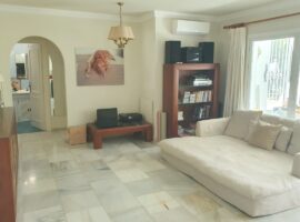 APARTAMENTO en PLANTA BAJA de 2 Dormitorios, 2 Cuartos de Baño en PATIO LOS NARANJOS, Cerca de Bolera, Club de Tenis y Golf