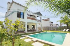 VILLA MODERNA de 3 Dormitorios, 3 Cuartos de Baño Cerca de ESTEPONA en Primera Línea de Golf